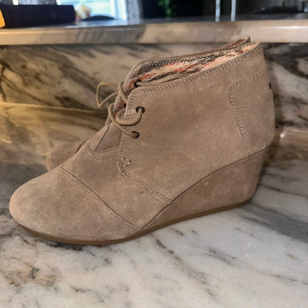Toms Size 9 Women's Suede Wedge Lace Up Ankle Boots - Taupe‎